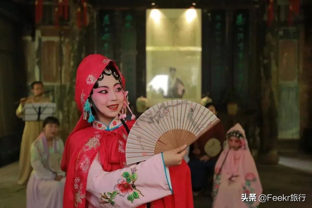 少女秋装新潮流，小巷深处的时尚秘境搭配指南